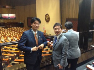 韓国国会議事堂本会議場にて、瀬戸隆一衆議院議員と。